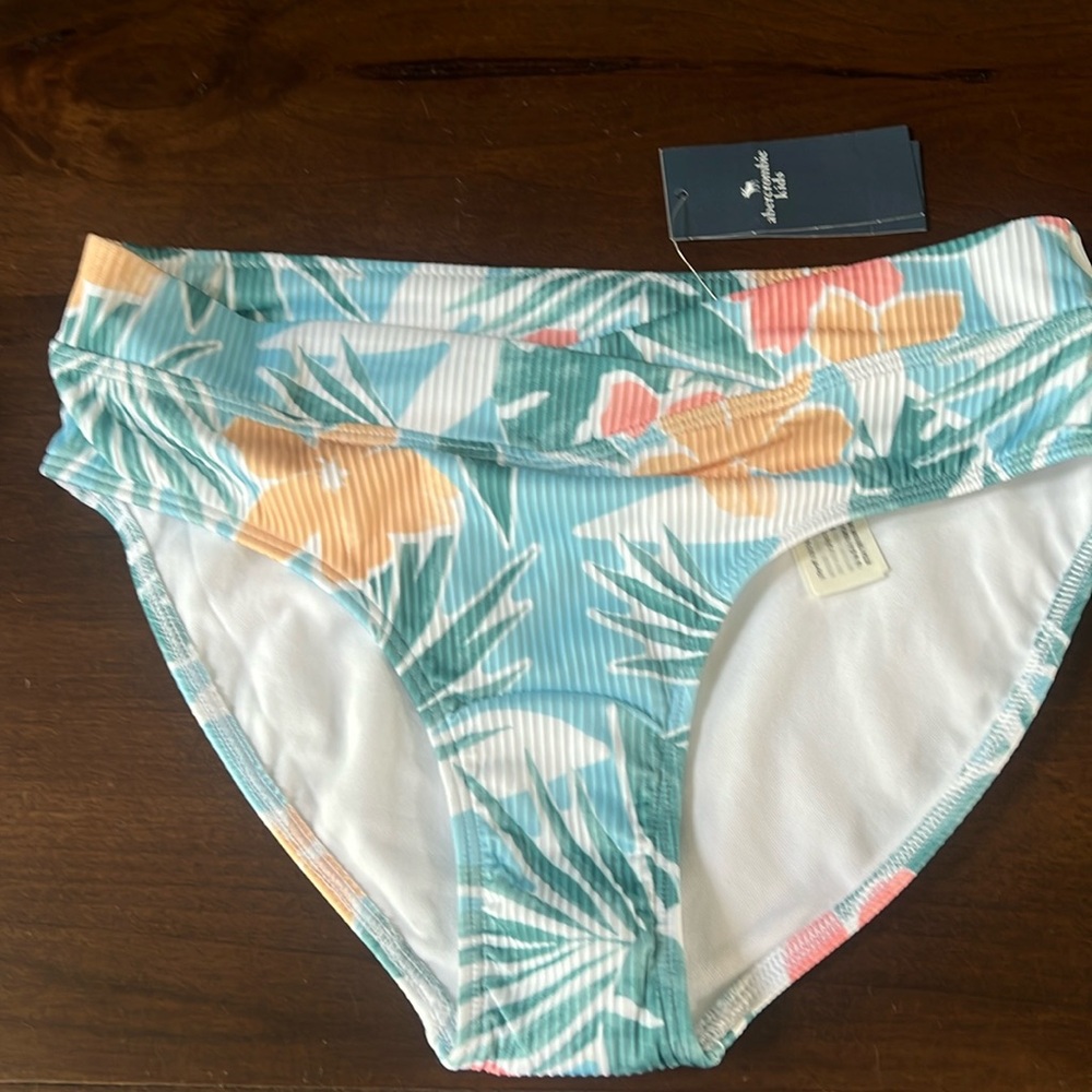Brand new girls Abercrombie bathing suit bottom. Size 15/16. Never worn